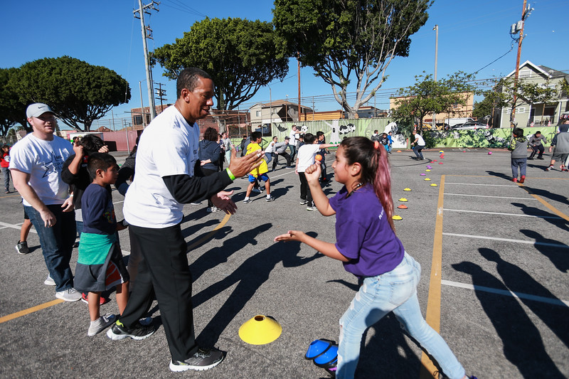adult and kid playing roshambo